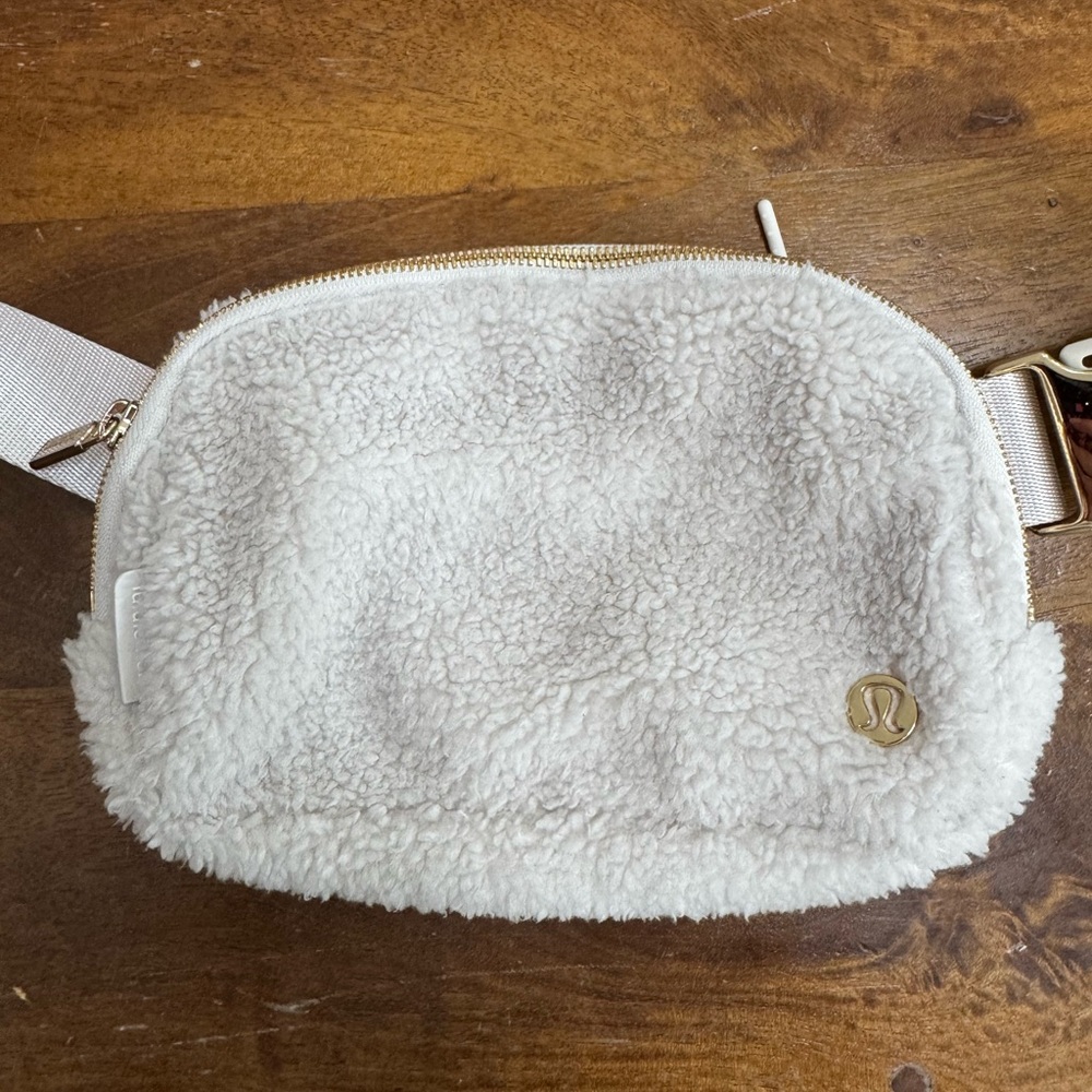 lululemon athletica Cream Sherpa Crossbody Bag 1L